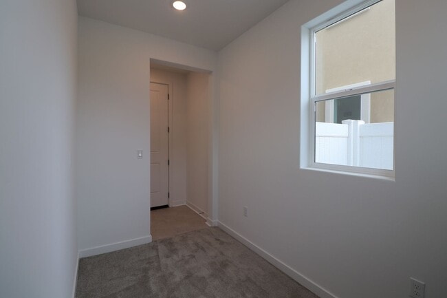 Building Photo - 1713 River Vis