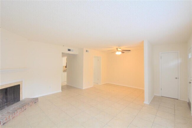 Building Photo - 6532 E Hill Dr