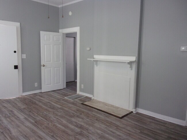 Building Photo - Beautifully Renovated 2 Bedroom 1 1/2 Bath Home