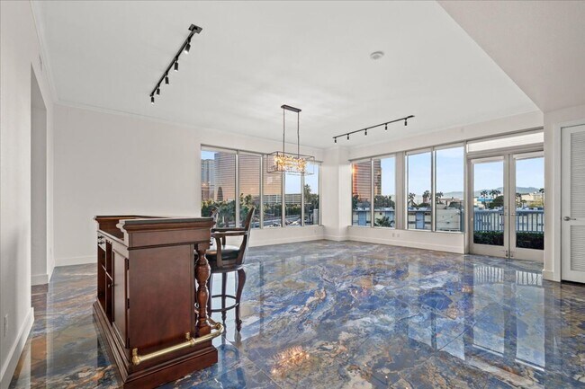 Foto del edificio - Fabulous Highrise Condo with Stripe Views!