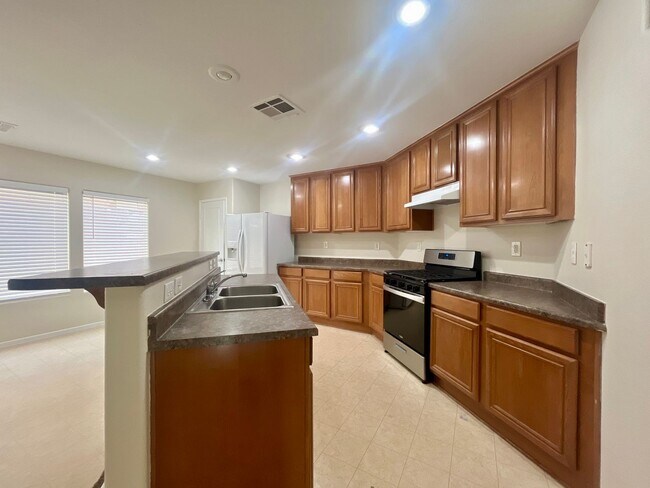 Foto del edificio - 4 bedroom house in Huntington Village