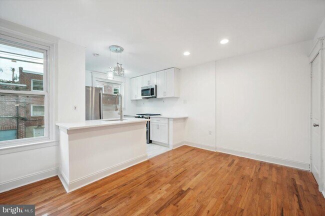 Building Photo - 423 Croyden Rd