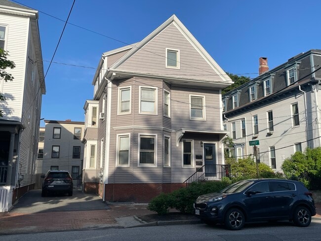 Late spring morning at 28 North, - 28 North St