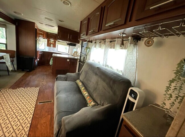 Foto del edificio - 2750 Lent Rd