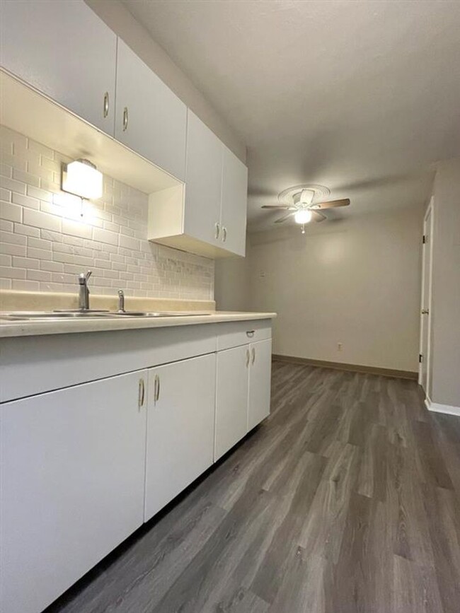 Interior Photo - Bright and spacious 1- and 2- bedroom floo...