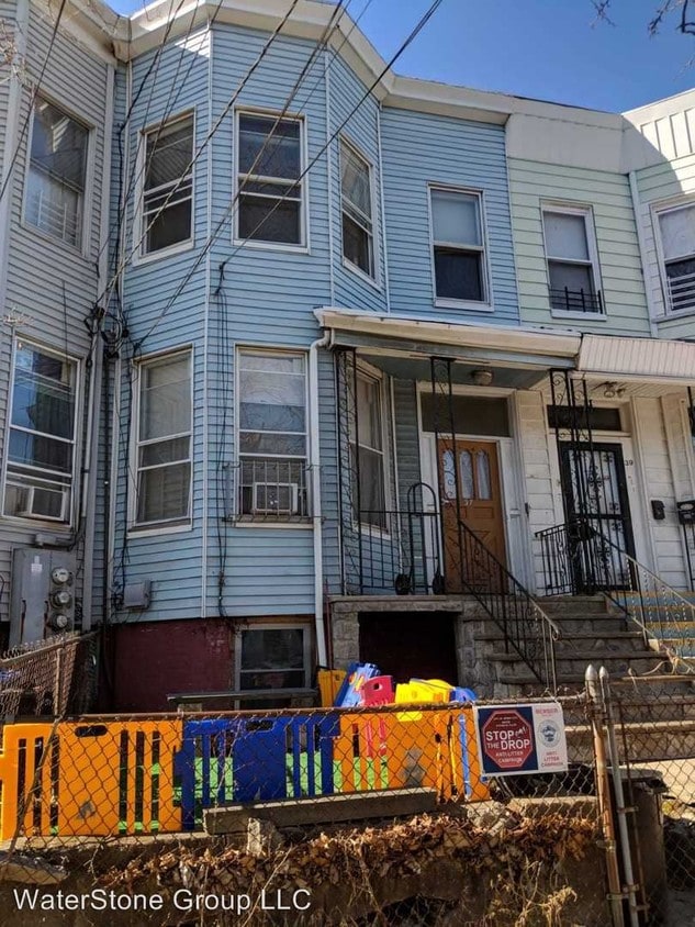 Primary Photo - 5014 16th Ave