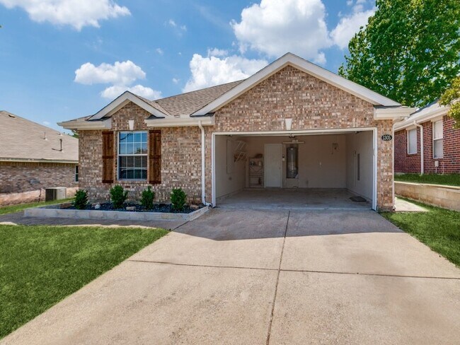 Foto del edificio - 1305 Greenbriar Ln