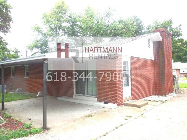 Foto del edificio - Three Bedroom 2 Bath Brick Home with 2 Car Garage!!
