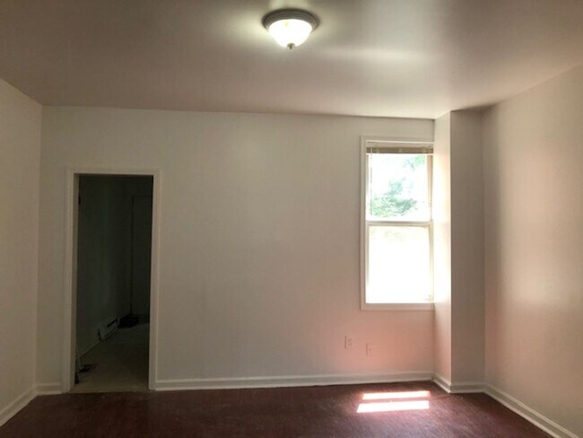 Foto del edificio - 3 Bedroom 1 bathroom in Baltimore City