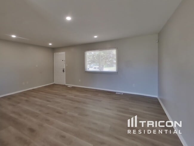 Building Photo - 6640 Brook Forest Dr