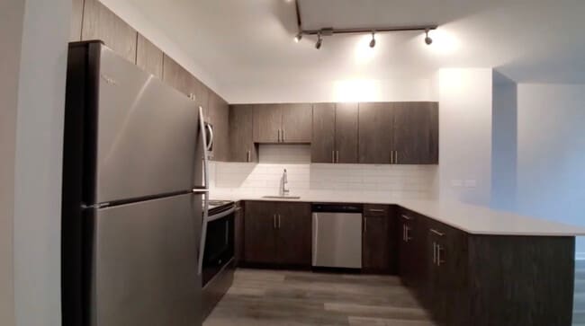 Photo - 201 W Lake St Apartment