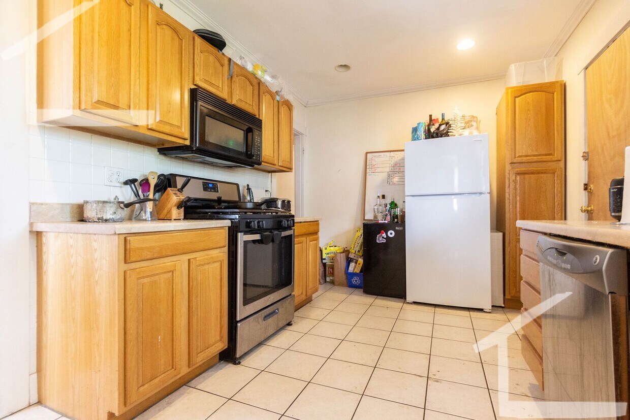 Primary Photo - 9/1 Sunny top floor 4BR/2BA w/parking near...