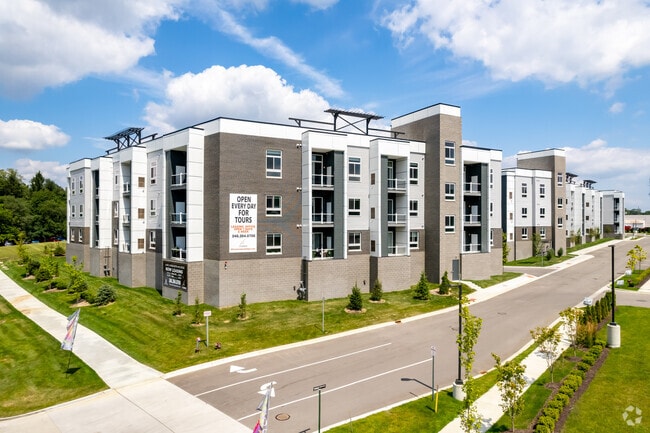 Building Photo - 4 Corners Lakeside Apartments - White Lake, MI