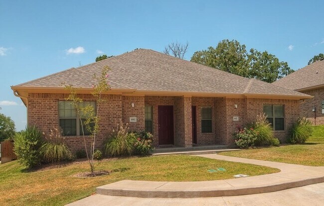 Building Photo - Awesome 3 Bed 3 Bathroom Duplex in Aggie A...