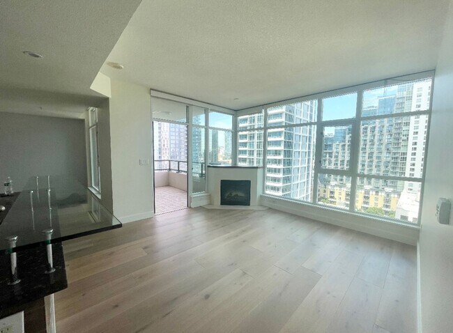 Building Photo - Stunning 1 bedroom, 1.5 bath in The Grande...