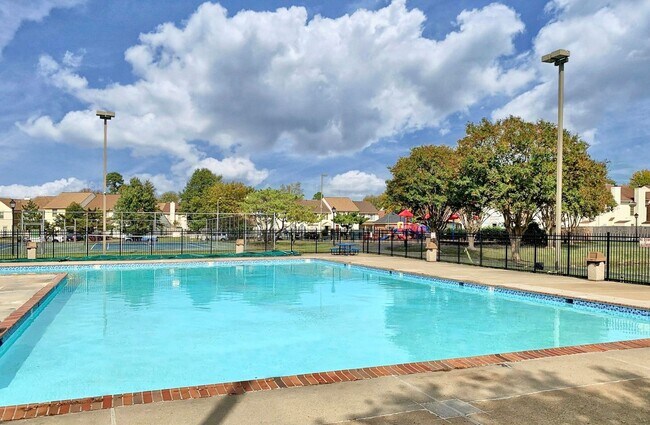 Foto del edificio - READY NOW!! Completely Updated 3-Bedroom Townhome in Kempsville Lake! Fenced Backyard - Pet Frien...