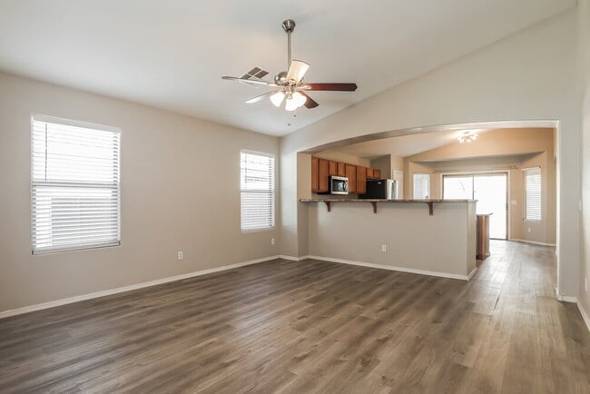 Foto del edificio - 32647 N Cherry Creek Rd