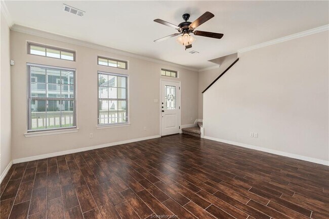 Building Photo - 302 Live Oak St