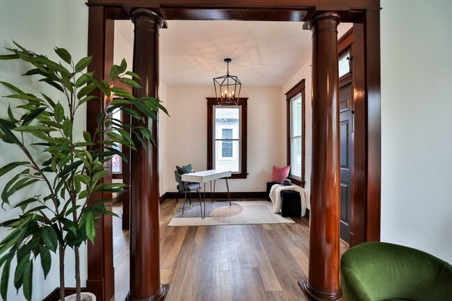 Building Photo - Newly Renovated Single Family Home