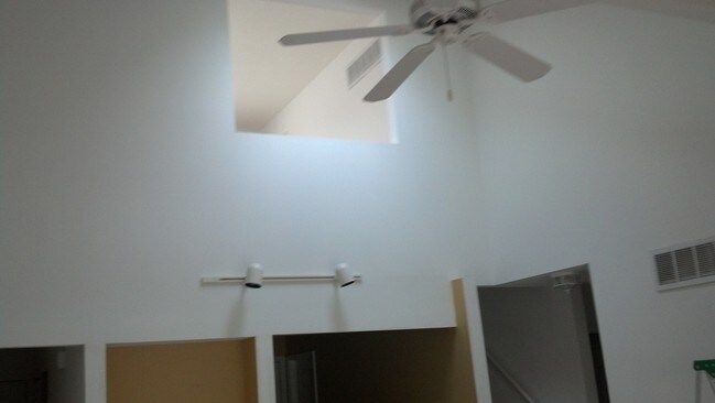 Building Photo - 208 Misty Cove