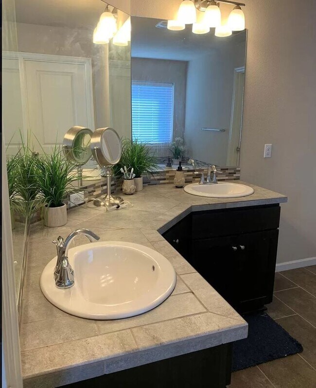 Building Photo - Lovely *NEWER* 4 BD* 2.5 BA* Single Family...