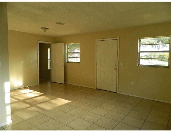 Foto del edificio - 1910 E Waters Ave