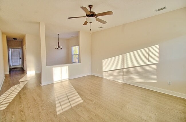 Foto del edificio - 223 Whipple Ave