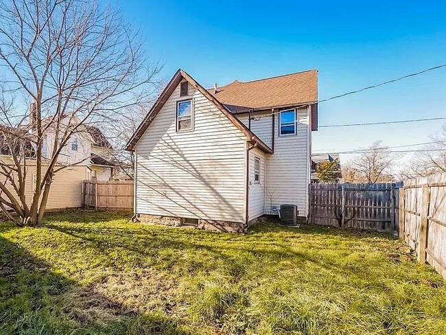Building Photo - 2607 Apple Ave