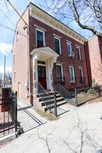 Building Photo - 182 Chestnut St