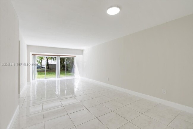 Building Photo - 9180 Fontainebleau Blvd