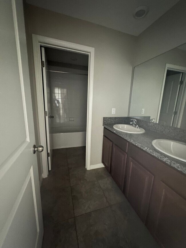 Building Photo - Beautiful 6 Bedroom Home