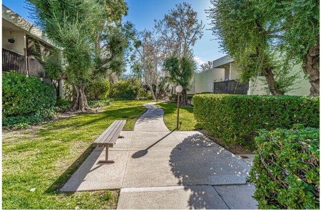 Foto del edificio - Charming 2-Bedroom Condo with Community Po...