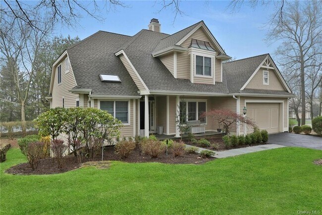 Building Photo - 2 Holly Knolls