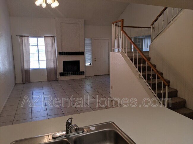 Building Photo - 609 E Mesquite Cir