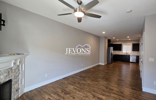Building Photo - 2600 Racquet Ln