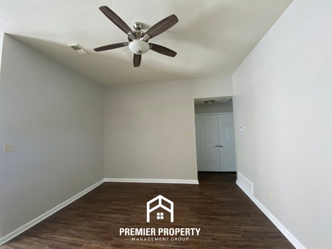 Building Photo - Charming 3BR/2BA Memphis Home with Vaulted Ceilings & Hardwood Floors!