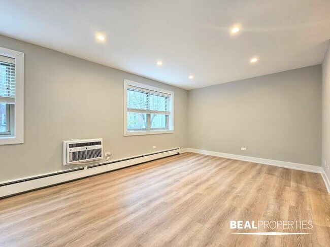 Foto del edificio - 0 bedroom in CHICAGO IL 60657