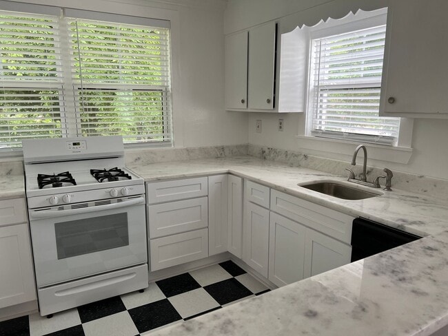 Foto del edificio - 1BR One Block from Piedmont Park! ~ Renovated!