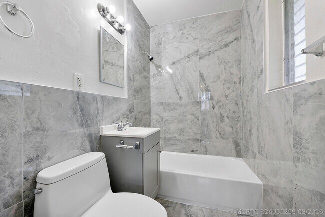 Foto del edificio - 515 NE 150th St