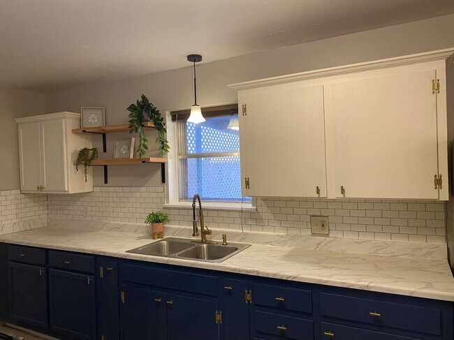 Building Photo - 4604 Mercedes Dr