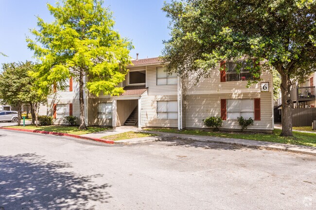 Foto del edificio - Broadway Oaks Apartment Homes