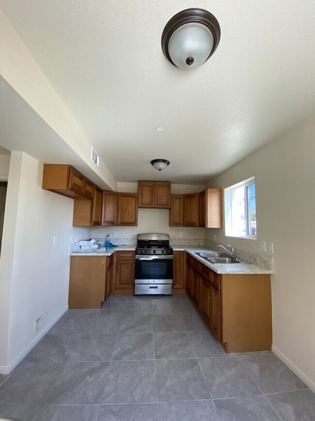 Foto del edificio - 574 Holt Ave