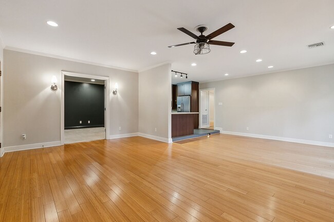 Foto del edificio - New Price! Vista Park Gated Beauty! Must See!