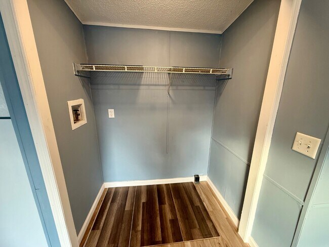 Foto del edificio - 156 Kinney Rd