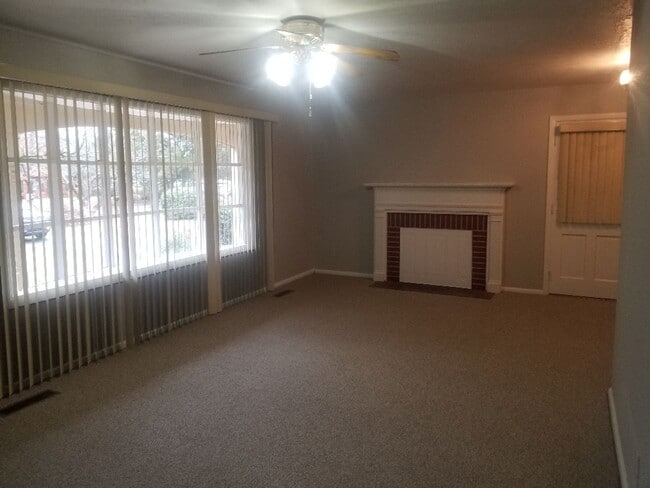 Building Photo - 1804 Saxon St