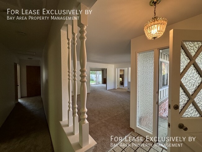 Building Photo - Beautiful and Large 3BR/2BA Duplex with ga...