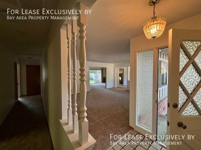 Foto del edificio - Beautiful and Large 3BR/2BA Duplex with ga...