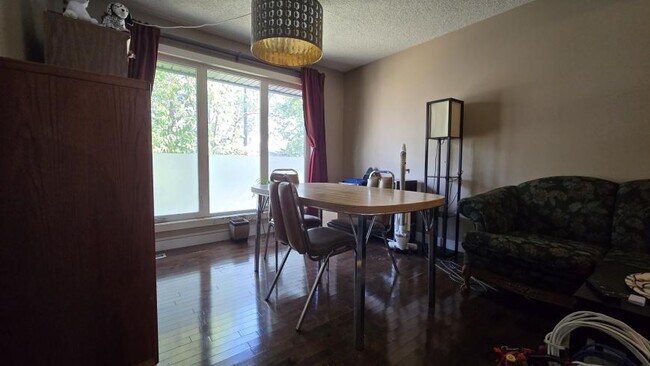 Building Photo - 3.0 bedroom in Calgary Alberta T3J 1Y6