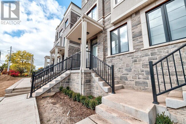 Photo du bâtiment - 383 Dundas St E