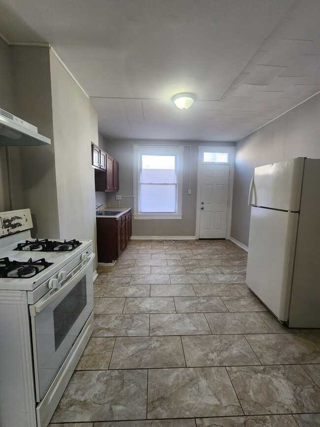 Building Photo - Cozy 2 Bedroom Apartment in East Baltimore